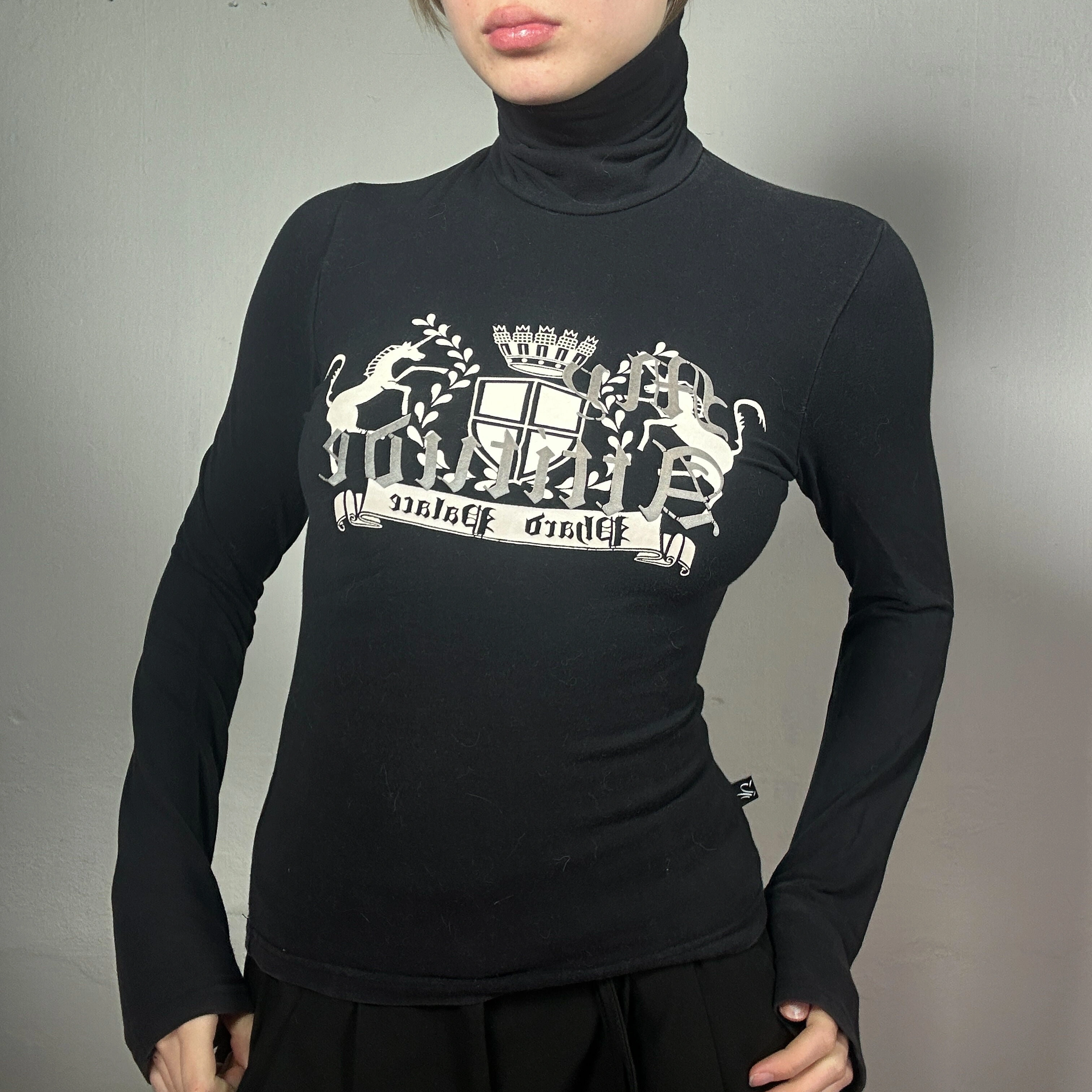 Schwarzer Gothic-Pullover aus den 2000ern mit Print, langärmlig und Rollkragen, Vintage-Look für Dich (Größe S).